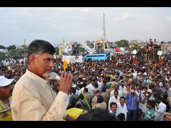 మాట్లాడుతున్న బాబు