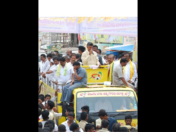 మాట్లాడుతున్న బాబు