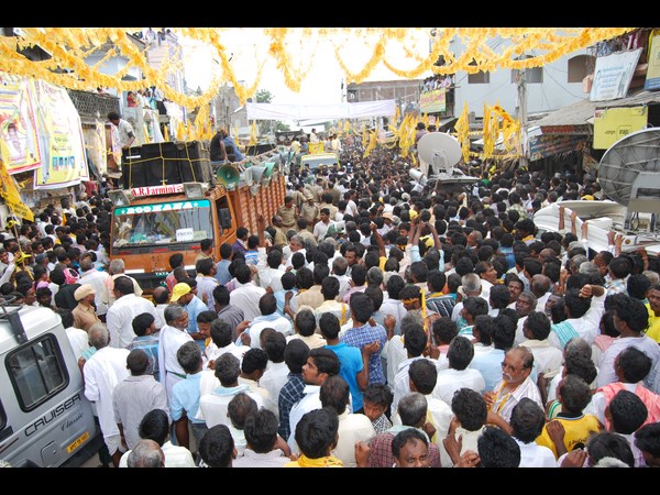 పసుపుమయం - జన సందోహం