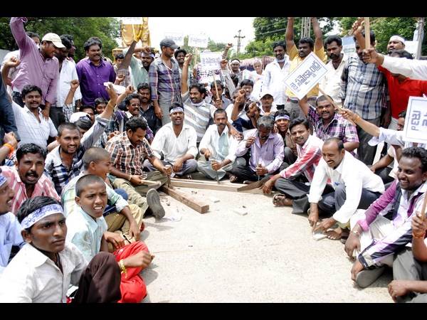 రోడ్డుపై నిరసన