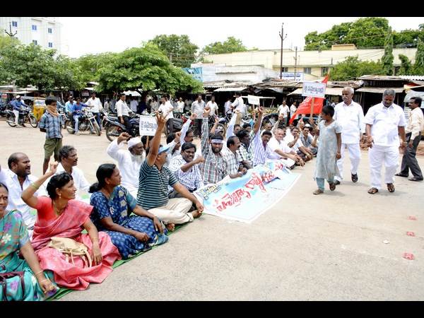 రోడ్డుపై ఆందోళన
