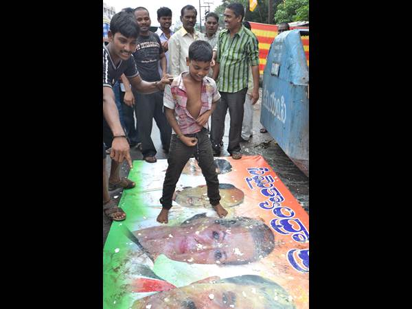 గుడ్లతో నిరసన