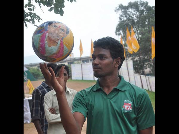 బంతి తిప్పుతూ..