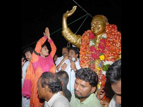 వైయస్ విగ్రహానికి అభివాదం వైయస్ విగ్రహానికి అభివాదం