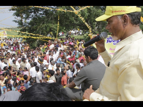 మాట్లాడుతున్న బాబు 2