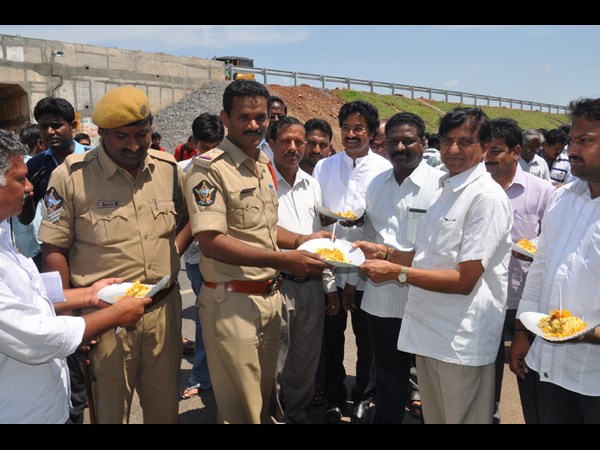 పోలీసులకు భోజనం