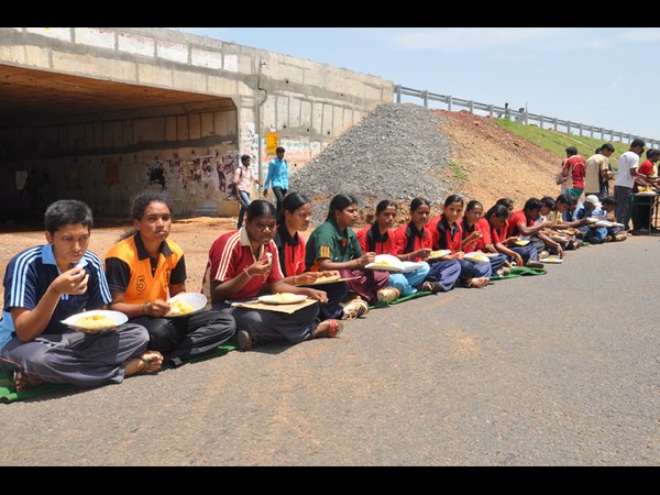 రోడ్డుపై భోజనం