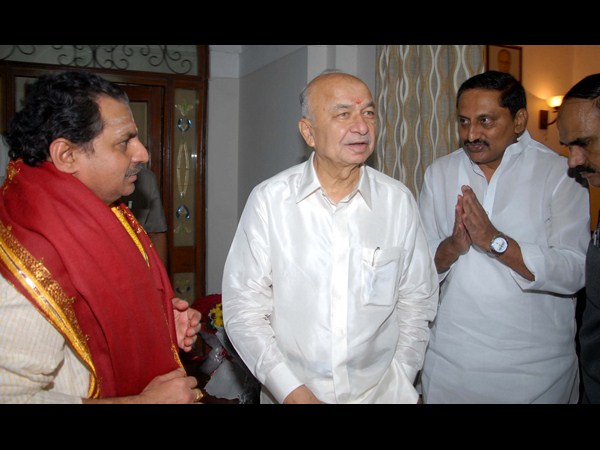 షిండేతో నేతలు