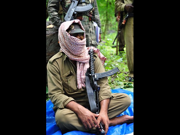 అంగరక్షకుల మధ్య నక్సల్ నేత