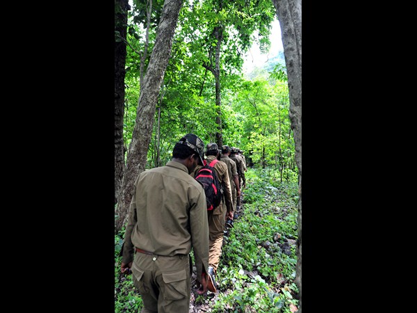 బారులు తీరిన నక్సలైట్లు..