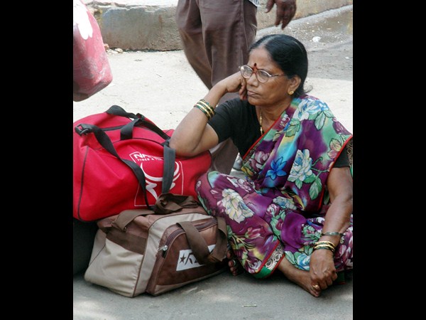 ఓ ప్రయాణీకురాలి నిరీక్షణ