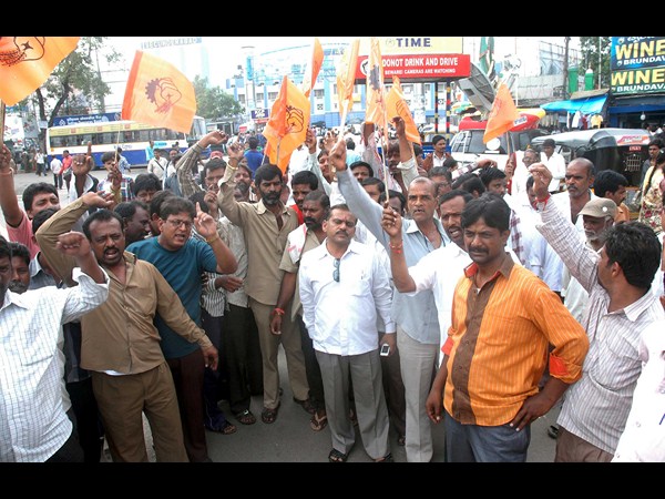 కార్మికుల ఆందోళన