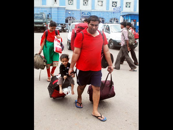 చేతిలో బ్యాగు, బ్యాగుపై చిన్నారి