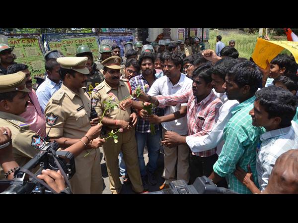 పువ్వులు ఇచ్చి నిరసన