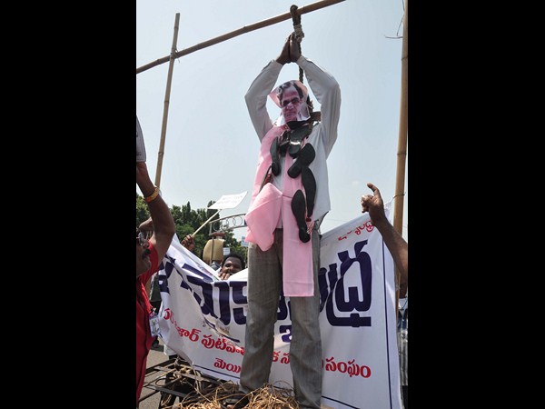 కెసిఆర్ దిష్టిబొమ్మకు చెప్పుల దండ