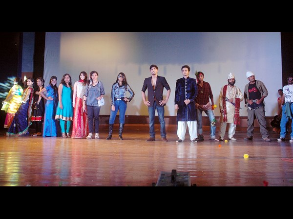 అందరూ ఒకచోట.. అందరూ ఒకచోట..