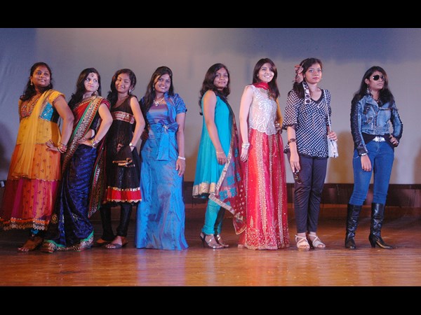 అమ్మాయిలు హంగామా అమ్మాయిలు హంగామా