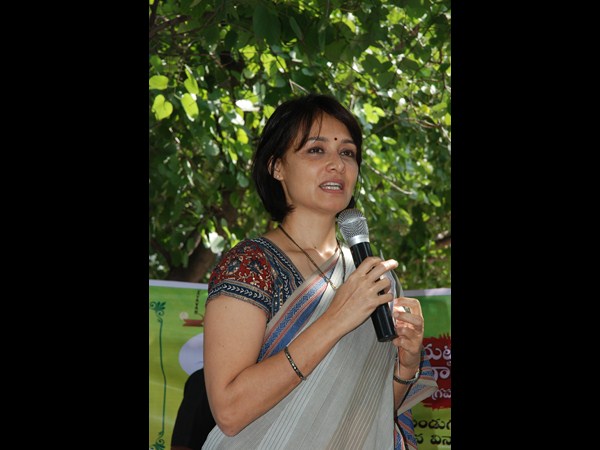 మట్టి వినాయకుల ప్రాధాన్యం వివరిస్తూ..