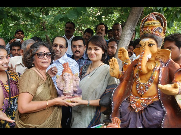 విగ్రహాల పంపిణీ