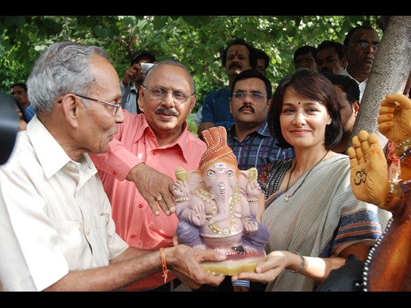 మట్టి వినాయకుడిని ఆహ్వానిస్తూ..