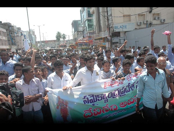 విజయవాడలో ర్యాలీ..
