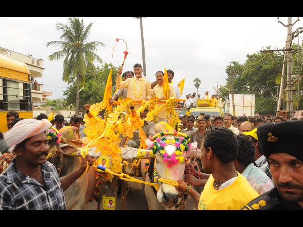 ఎడ్ల బండిపై చంద్రబాబు..