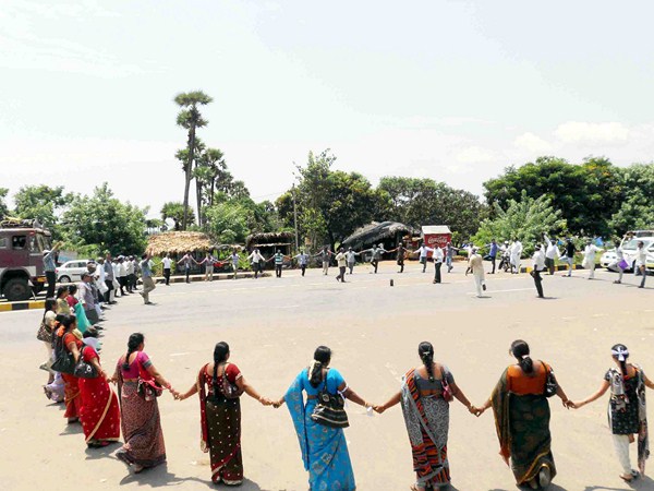 శ్రీకాకుళంలో మానవ హారం