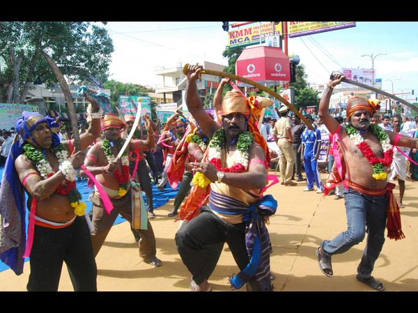 కత్తుల కళాకేళి..