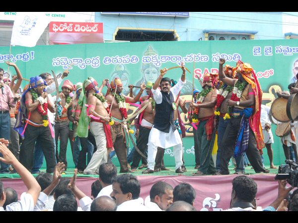 ఉత్సాహాన్నిచ్చిన కళాకారులు