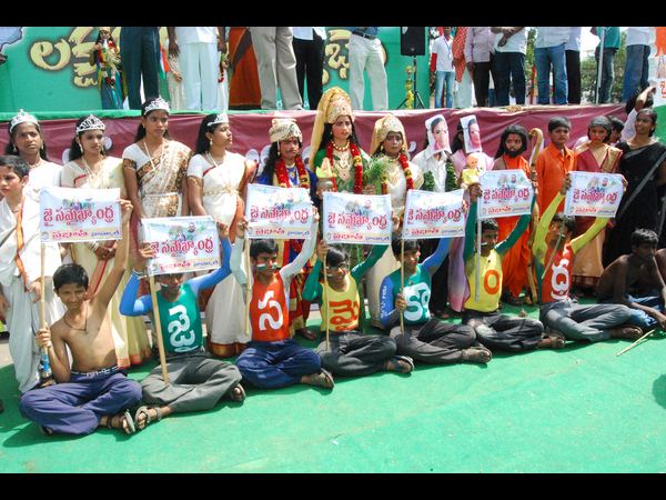 కెసిఆర్, సోనియా ముసుగులు