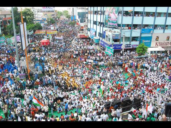 పోటెత్తిన వీధులు