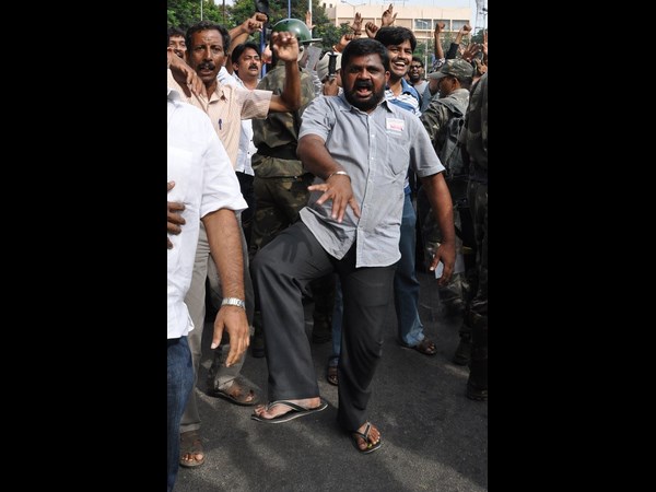 తొడకొడుతున్న దృశ్యం