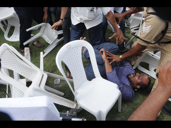 కొడుతున్న దృశ్యం