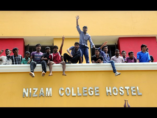 హాస్టల్ పై నుండి జై తెలంగాణ