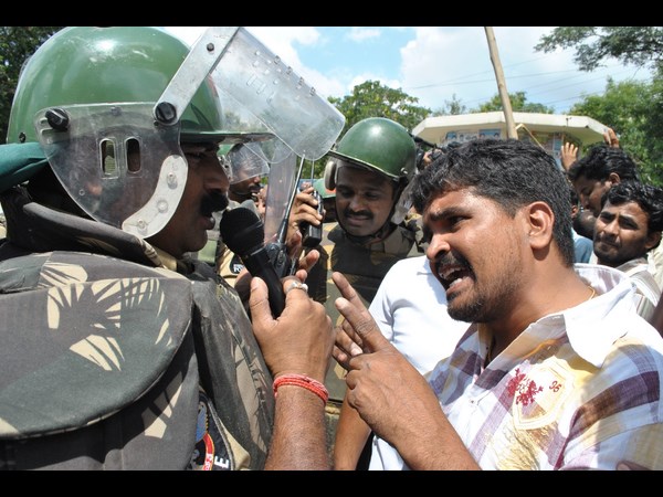పోలీసులతో వాగ్వాదం