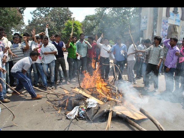 దిష్టిబొమ్మ దగ్ధం
