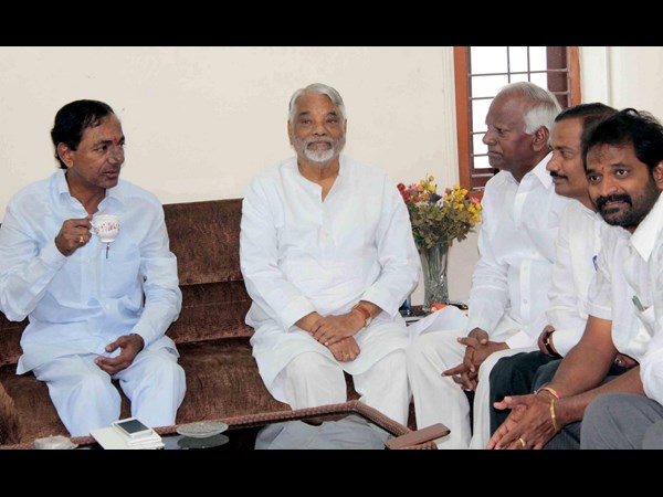 టి తాగుతున్న కెసిఆర్