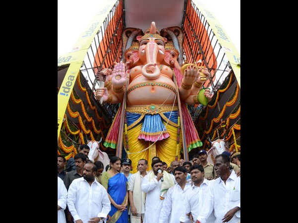 మాట్లాడుతున్న అంజన్