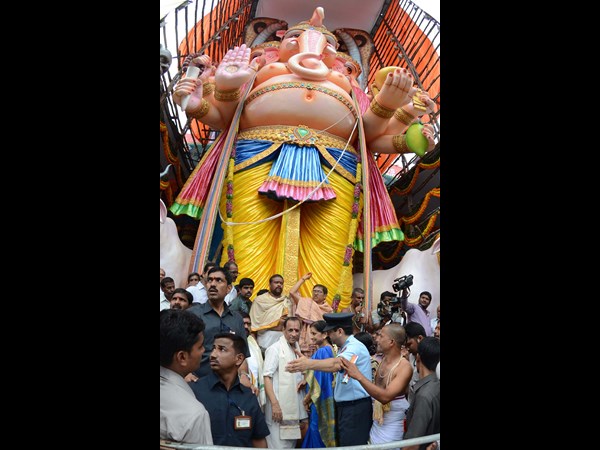 గణేషుడి వద్ద గవర్నర్ దంపతులు