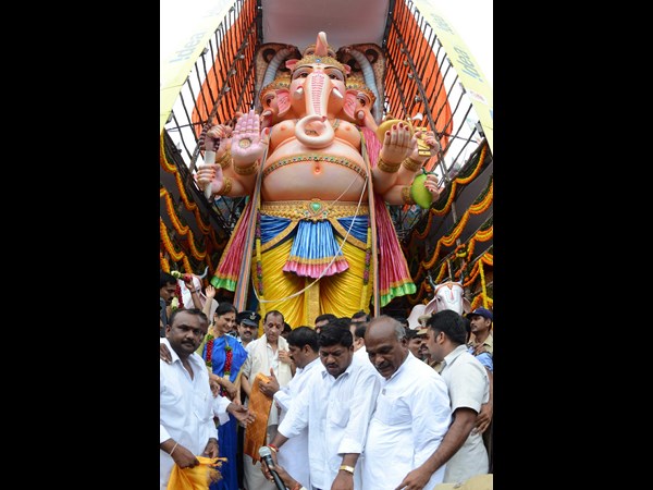 గణేషుడి వద్ద గవర్నర్