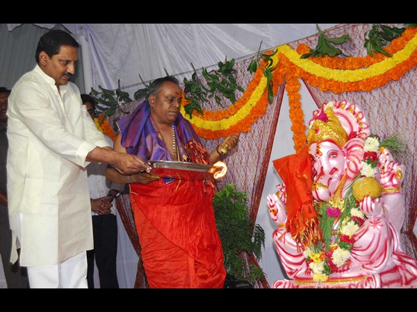 హారతి ఇస్తున్న కిరణ్