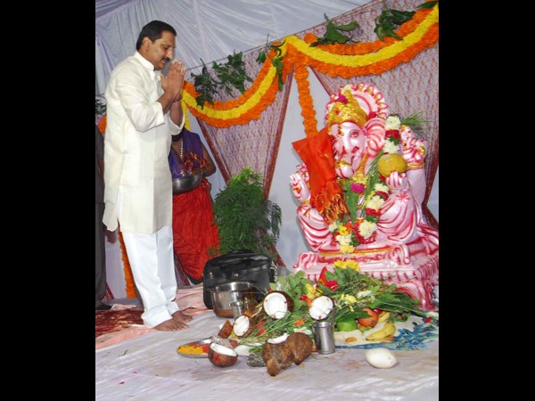 దేవుడికి నమస్కారాలు