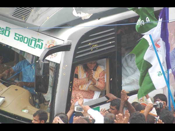 షర్మిల అభివాదం