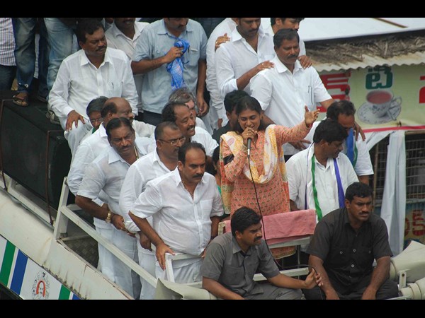 మాట్లాడుతున్న షర్మిల