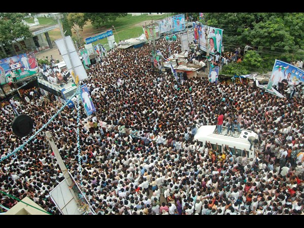 జన సందోహం