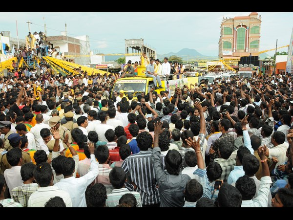 మాట్లాడుతున్న బాబు