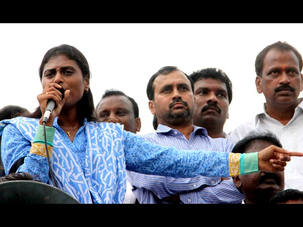 మాట్లాడుతున్న షర్మిల
