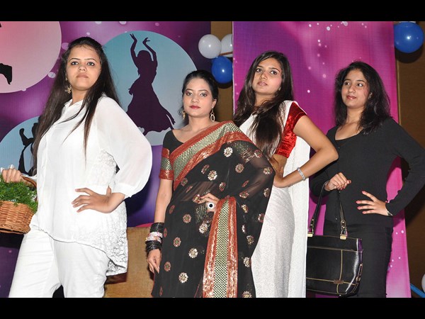 అమ్మాయిల హంగామా