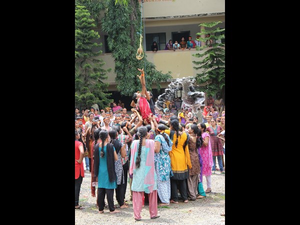 నీళ్లు జల్లుతున్న దృశ్యం.