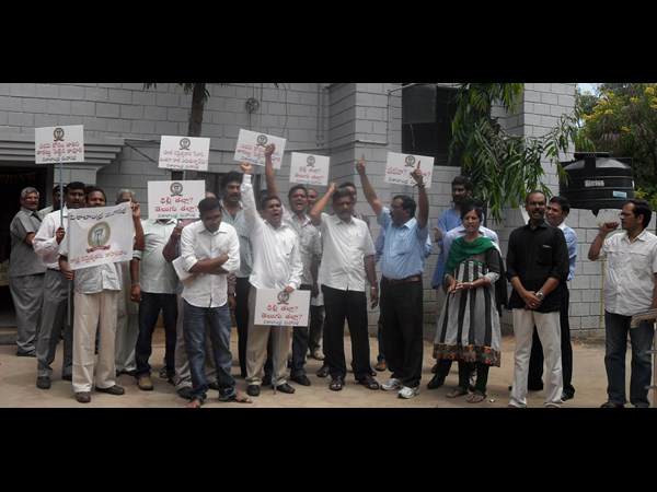 కావూరి ఇంటి వద్ద విశాలాంధ్ర ప్రతినిధులు